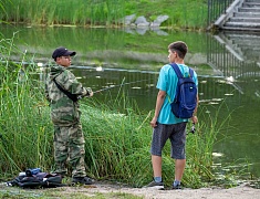 В парке Дружбы прошел первый семейный фестиваль для любителей ловли