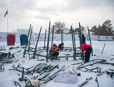 В Благовещенске приступили к монтажу главной новогодней ели