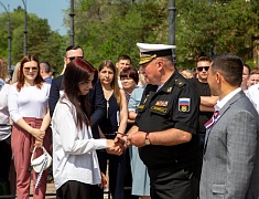 Мэр Благовещенска в День России вручил паспорта 13 юным благовещенцам