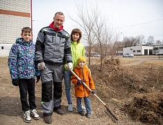 Мэр Благовещенска Олег Имамеев вместе с фан-клубом города очистил еще одну городскую территорию