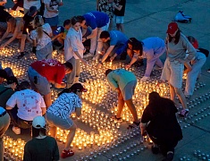 Благовещенцы выложили «Родину-мать» из пяти тысяч свечей