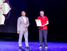 Мэр города Олег Имамеев поздравил благовещенский ансамбль "Ровесники" с 57-летием