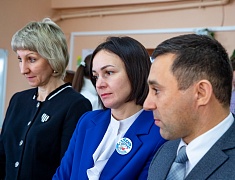 Мэр Благовещенска Олег Имамеев посетил выставку "Дня детских изобретений" в 16 школе