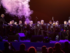 С днём рождения Благовещенск поздравили солист музыкального театра «Геликон-опера» Дмитрий Янковский и оркестр «АмурДжазБэнд»