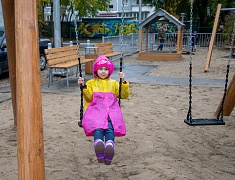 Жители еще двух благовещенских дворов получили современные игровые площадки