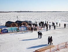  Благовещенцы окунулись в прорубь на Крещение