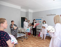 Молодые мамы, родившие в День города, по традиции получили приятные подарки от администрации