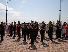 Мэр Благовещенска в День России вручил паспорта 13 юным благовещенцам