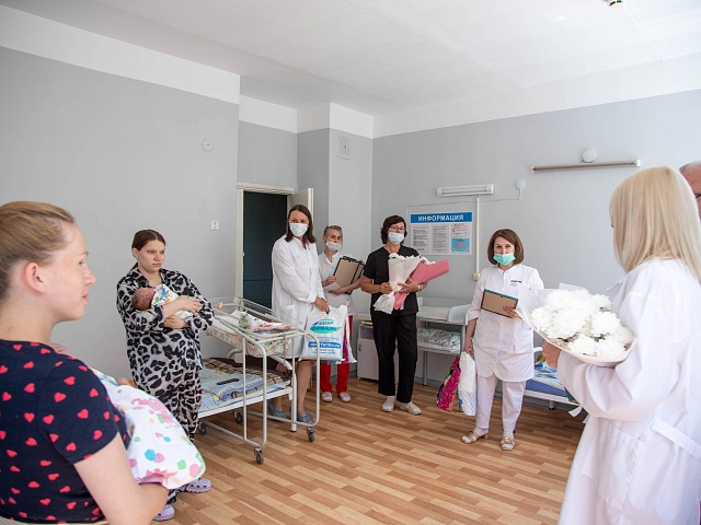 Молодые мамы, родившие в День города, по традиции получили приятные подарки от администрации