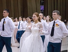 Больше 400 благовещенцев закружил кадетский бал