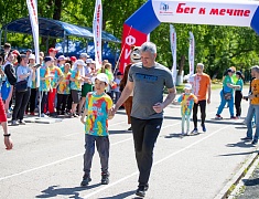 Забег «Я могу» собрал на стадионе «Юность» сотню ребят с ограниченными возможностями здоровья