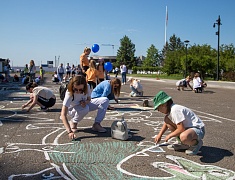 В День защиты детей маленькие благовещенцы рисовали на асфальте