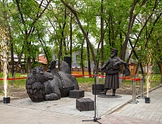 В Купеческом сквере в Благовещенске торжественно открыли новую скульптуру «Торговец с верблюдом»