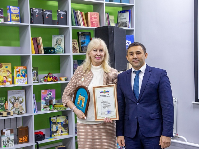 Мэр Благовещенска Олег Имамеев поздравил работников сферы культуры с завершением года