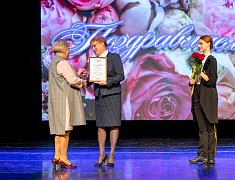 В Благовещенске за заслуги наградили более сотни педагогов
