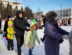 Театрализованная игровая программа для всей семьи "Рождество по-русски" прошла на центральной площади Благовещенска