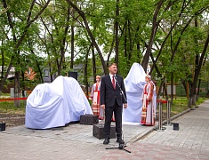 В Купеческом сквере в Благовещенске торжественно открыли новую скульптуру «Торговец с верблюдом»
