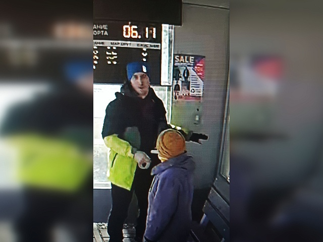 В Благовещенске камеры сняли расклейщиков, портящих новые остановки 