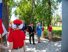 Цветы в память о подвиге советских солдат возложили в Благовещенске