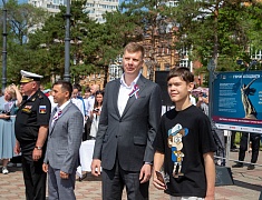 Мэр Благовещенска в День России вручил паспорта 13 юным благовещенцам