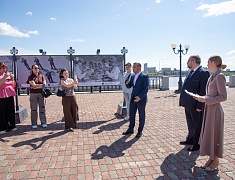 На набережной Амура в Благовещенске открыли фотовыставку ТАСС в честь юбилея города