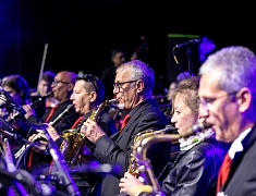 С днём рождения Благовещенск поздравили солист музыкального театра «Геликон-опера» Дмитрий Янковский и оркестр «АмурДжазБэнд»