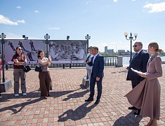 На набережной Амура в Благовещенске открыли фотовыставку ТАСС в честь юбилея города
