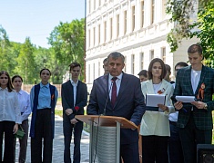 Цветы в память о подвиге советских солдат возложили в Благовещенске