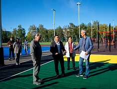 Мэр Благовещенска Олег Имамеев проверил готовность «умной» спортплощадки в Моховой Пади