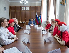 В Благовещенске чествовали известных благовещенцев — Елену Пастухову и Василия Семёнова. Они стали наставниками месяца