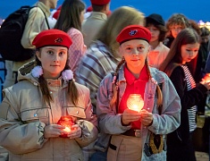 Более 400 благовещенцев на набережной Амура зажгли свечи в память о жертвах всех терактов 