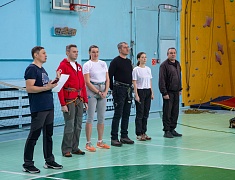 В школе № 15 прошли соревнования по скалолазанию