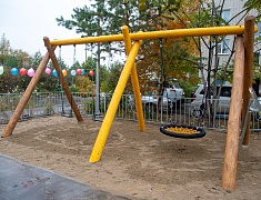 Жители еще двух благовещенских дворов получили современные игровые площадки