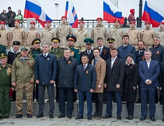 В честь Дня Победы в Благовещенске развернули знамя Победы