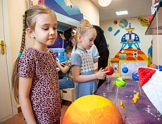 В преддверии Дня космонавтики в «космической обсерватории» прошло первое занятие с воспитанниками детского сада № 68