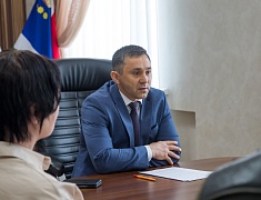 В Благовещенске чествовали известных благовещенцев — Елену Пастухову и Василия Семёнова. Они стали наставниками месяца