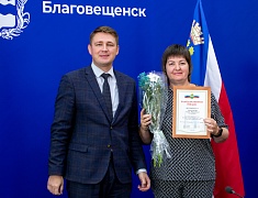 В Благовещенске работников торговли отметили Почетными грамотами