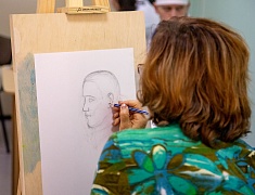 В Амурском медколледже прошел мастер-класс по рисованию для участников проекта «Целебная магия цвета»