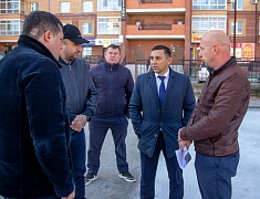 Мэр Благовещенска Олег Имамеев в ходе выездного совещания проконтролировал ход работ на универсальной спортплощадке в микрорайоне