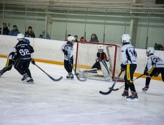 В Благовещенске впервые проходят отборочные игры турнира по русскому хоккею на призы патриарха Московского и всея Руси