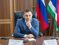 В Благовещенске чествовали известных благовещенцев — Елену Пастухову и Василия Семёнова. Они стали наставниками месяца