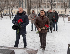 В День Героев России мэр Олег Имамеев и городские депутаты возложили цветы к памятнику Юрию Кузнецова