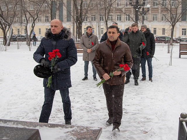 В День Героев России мэр Олег Имамеев и городские депутаты возложили цветы к памятнику Юрию Кузнецова