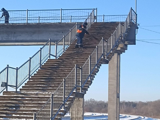 В Благовещенске по просьбам горожан почистили путепровод в Моховой Пади