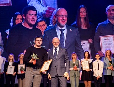 Более сорока одарённых детей получили премию мэра Благовещенска