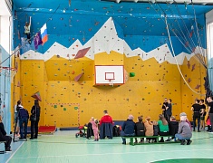 В школе № 15 прошли соревнования по скалолазанию