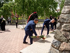 В Благовещенске прошли торжественные церемонии у памятников основателям города
