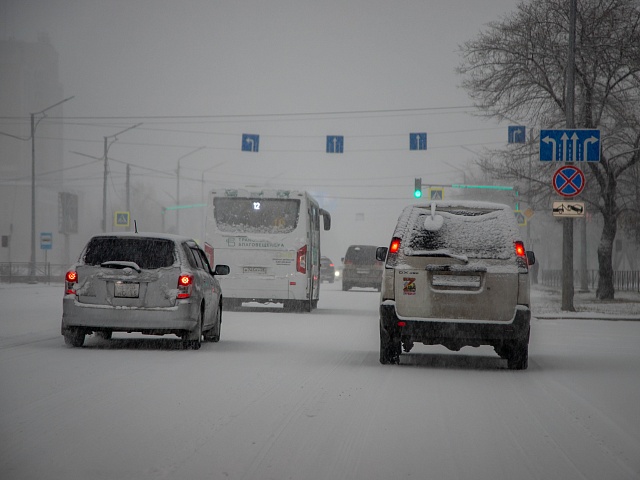 Благовещенские магистрали обрабатывают специальным солевым раствором в преддверии снегопада