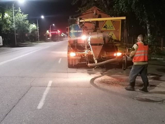 ГСТК откачивает воду и заметает тротуары на улицах Благовещенска