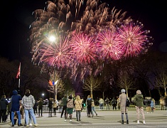 Небо над Благовещенском озарил высотный фейерверк